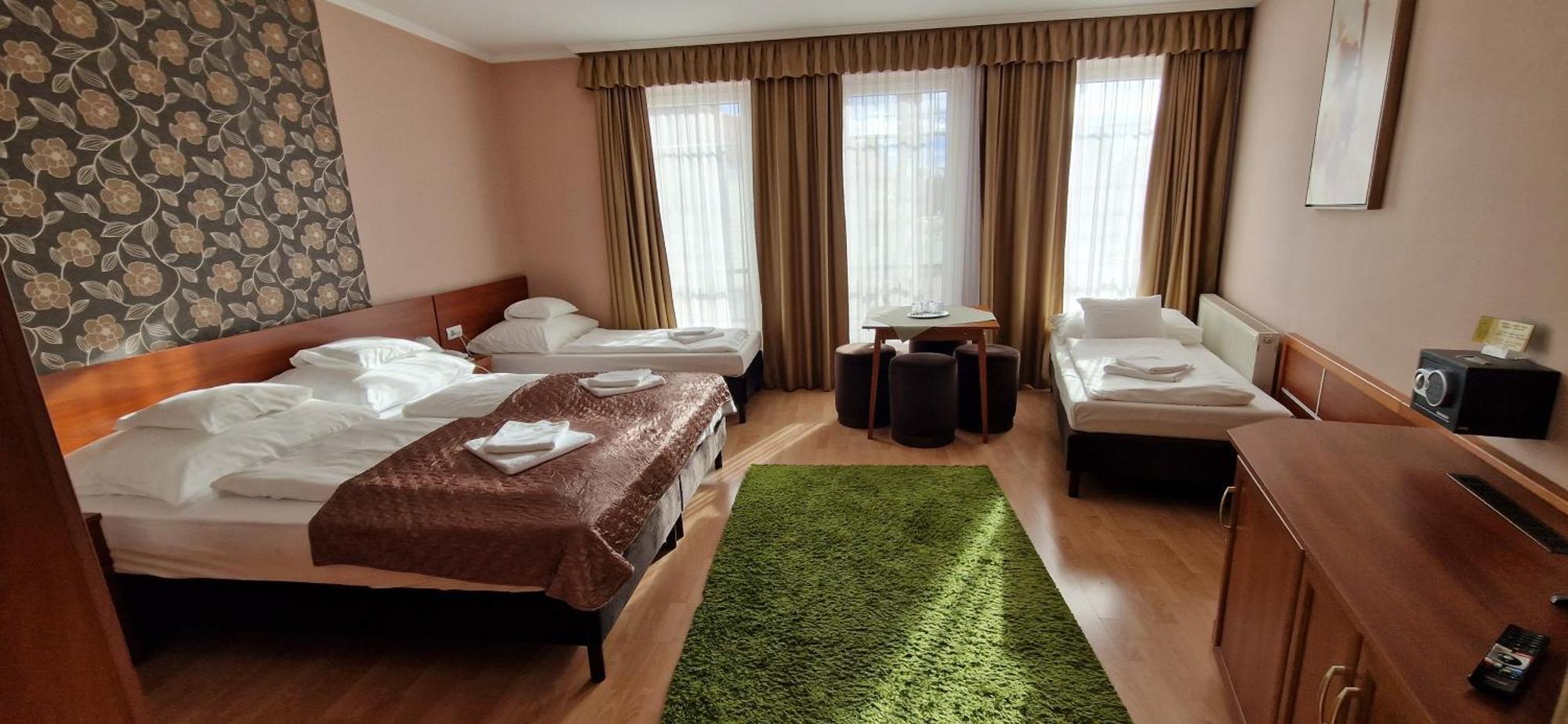 Hotel Patonai Fertőd Екстериор снимка