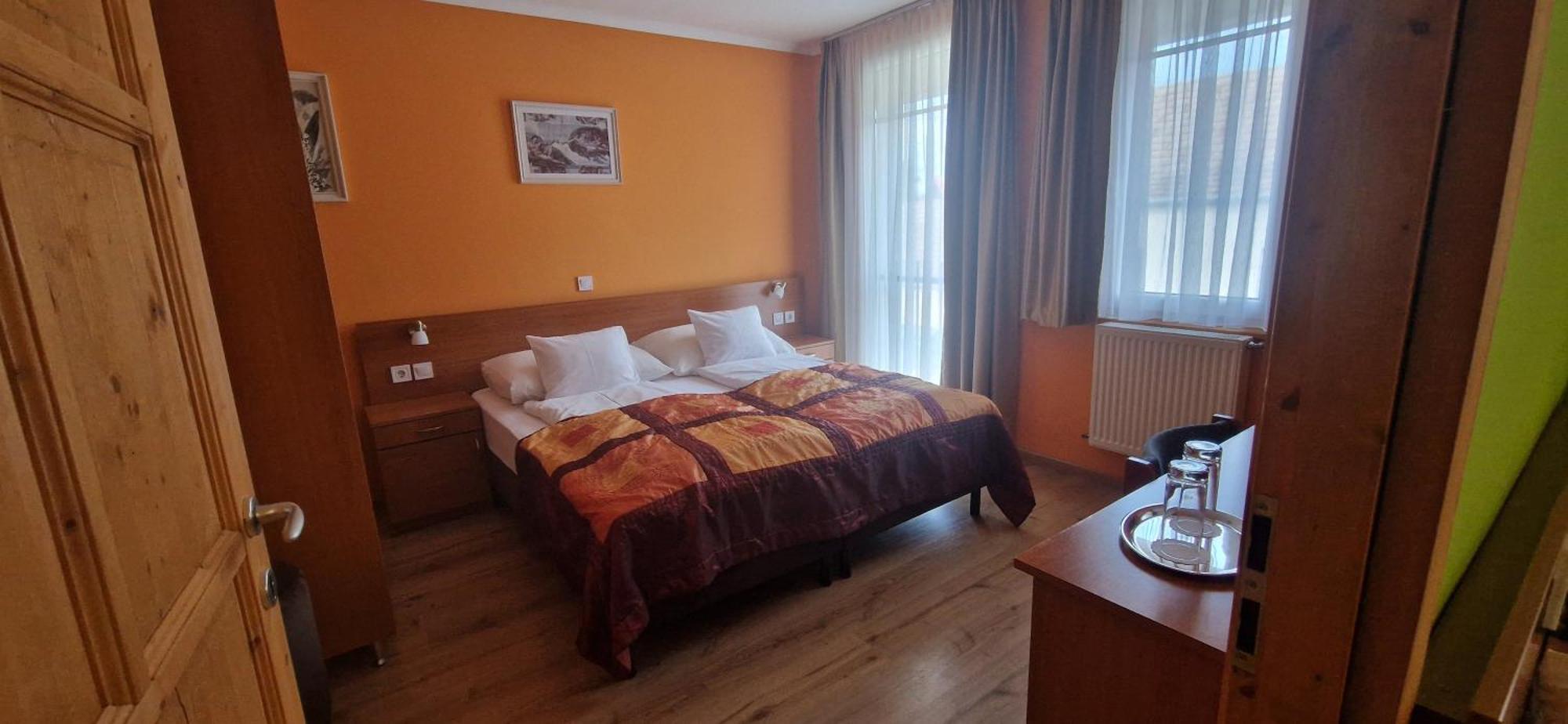 Hotel Patonai Fertőd Екстериор снимка