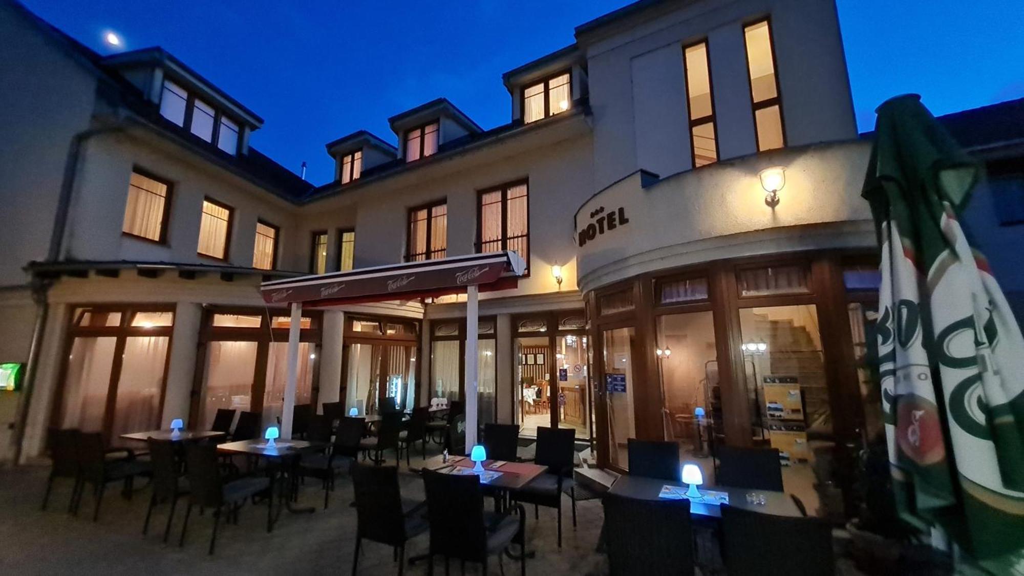 Hotel Patonai Fertőd Екстериор снимка