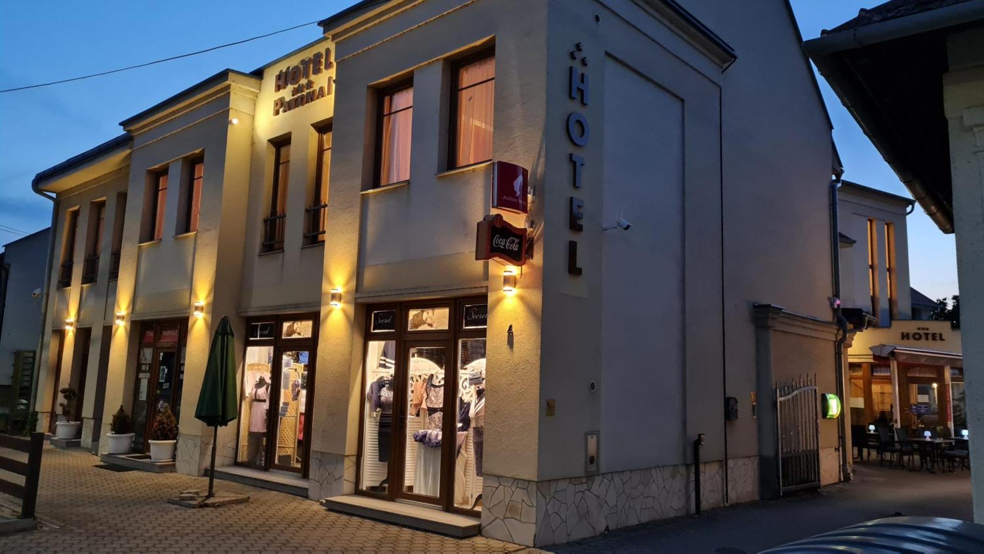 Hotel Patonai Fertőd Екстериор снимка